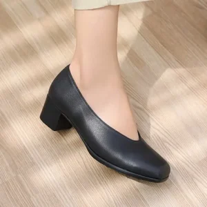 아직 늦지 않았다 페이던트 레더 펌프스 꾸준한 인기비결은?